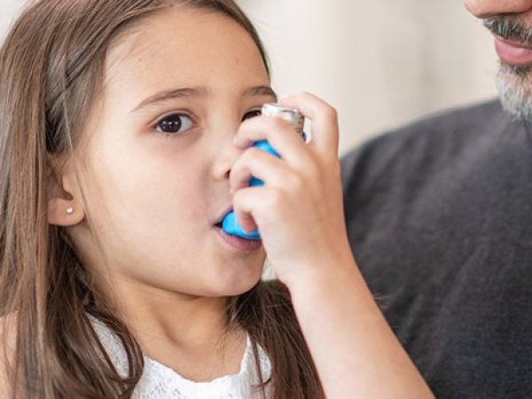 Niña con inhalador