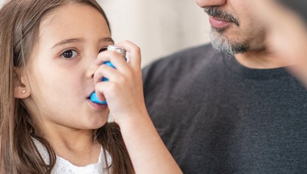 Niña con inhalador