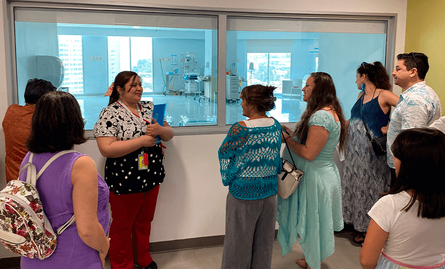 madres en recorrido por unidad de maternidad