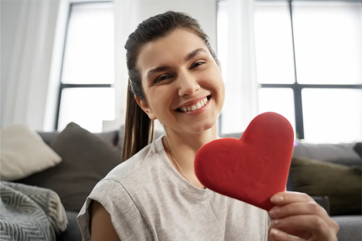 Persona sosteniendo un corazón, símbolo de la donación de sangre