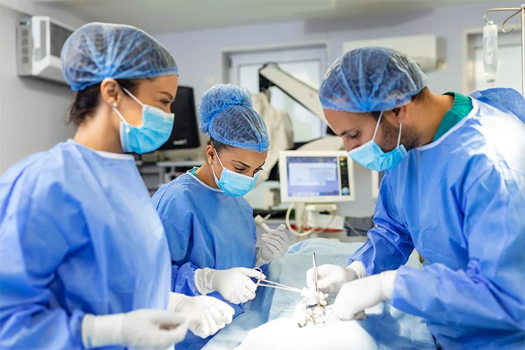 Equipo médico realizando una cirugía cardiaca en pabellón