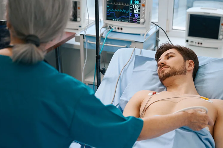 Monitor mostrando ritmo cardiaco y trazado electrocardiográfico
