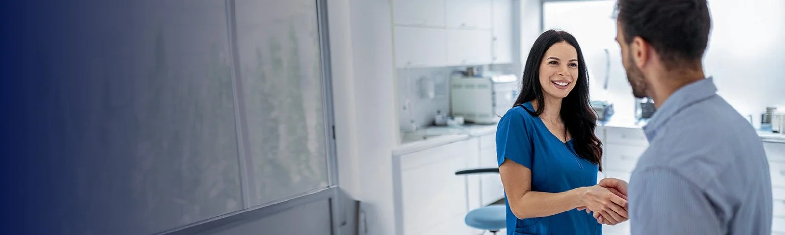 Paciente dando la mano al médico