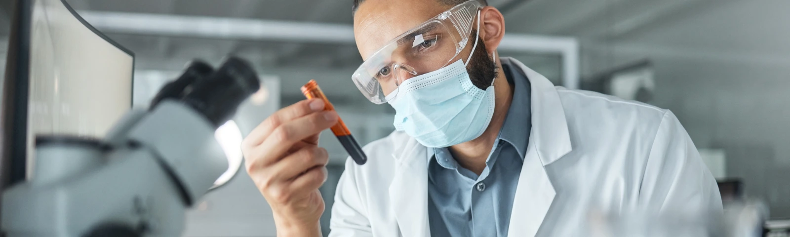 Médica conversando con una paciente en consulta