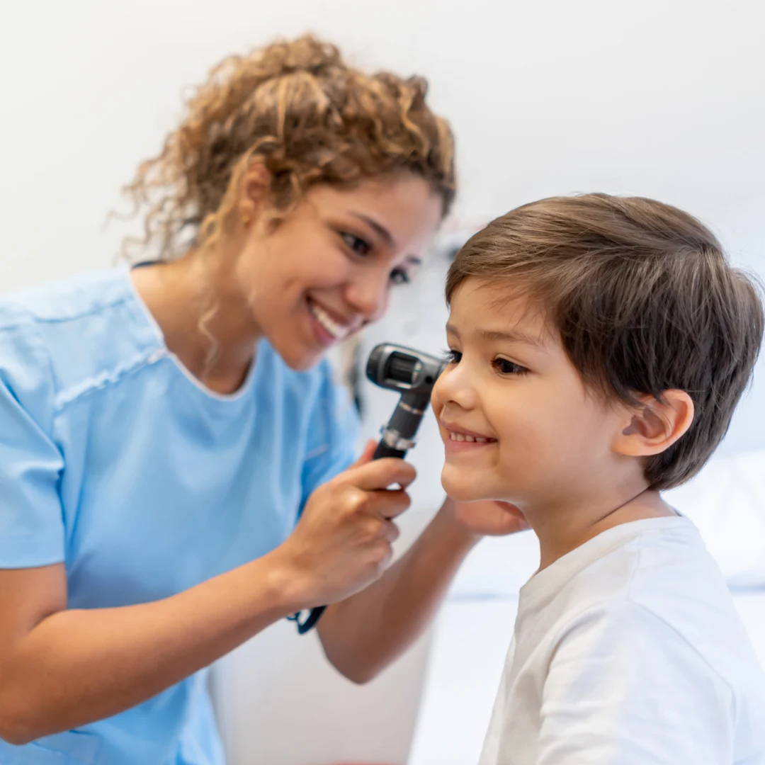 Pediatra revisando a un niño en consulta de infectología