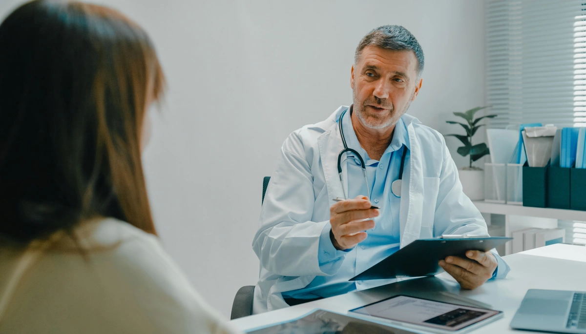 Médico cirujano general de Clínica Bupa Santiago en consulta