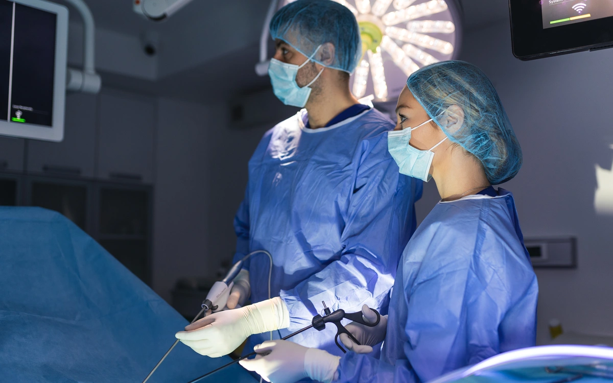 Equipo de cirugía vascular de Clínica Bupa Santiago realizando un procedimiento mínimamente invasivo en pabellón